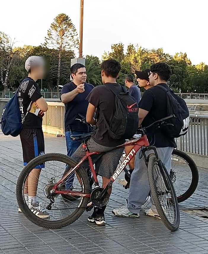 Conversación sobre el evangelio con un grupo de jóvenes en la plaza