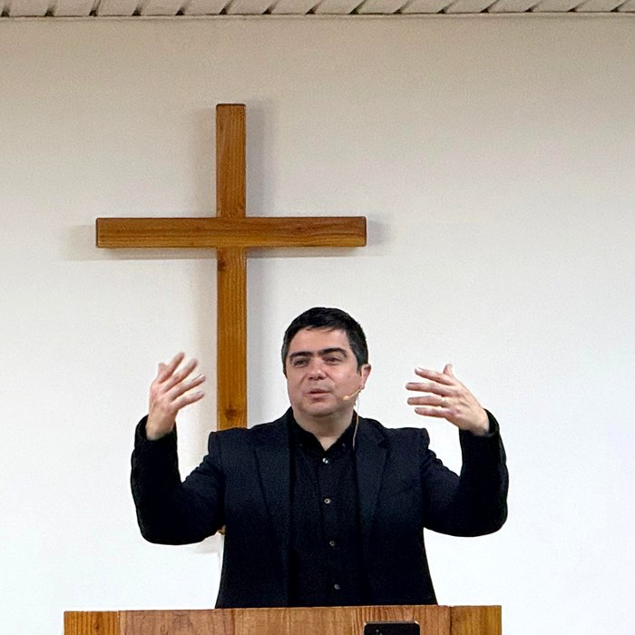 Jorge Bahamondes predicando en su iglesia local